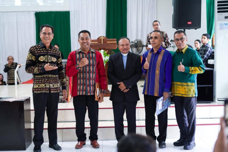 SERAH TERIMA KETUA MAJELIS GMMI JEMAAT PERSAUDARAAN